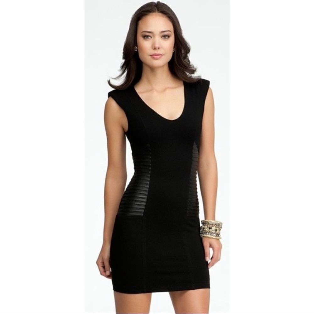 ✨ BEBE Mixed Fabric V Neck Dress✨